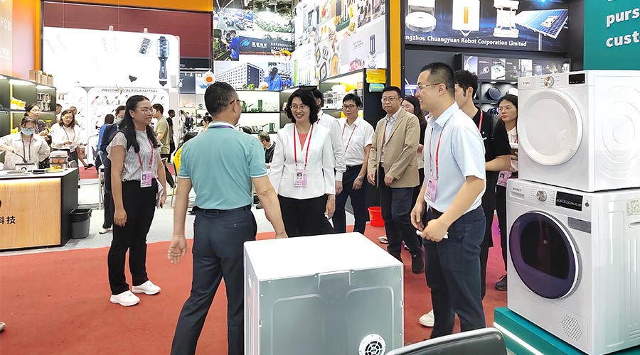 廣交會(huì )迎來(lái)大咖！江門(mén)市市長(cháng)親臨金環(huán)電器展位參觀(guān)交流