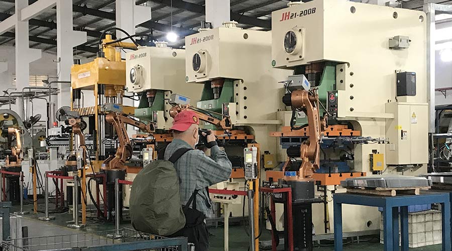 江門(mén)市攝影協(xié)會(huì )蒞臨金環(huán)電器拍攝交流  用鏡頭見(jiàn)證實(shí)力！
