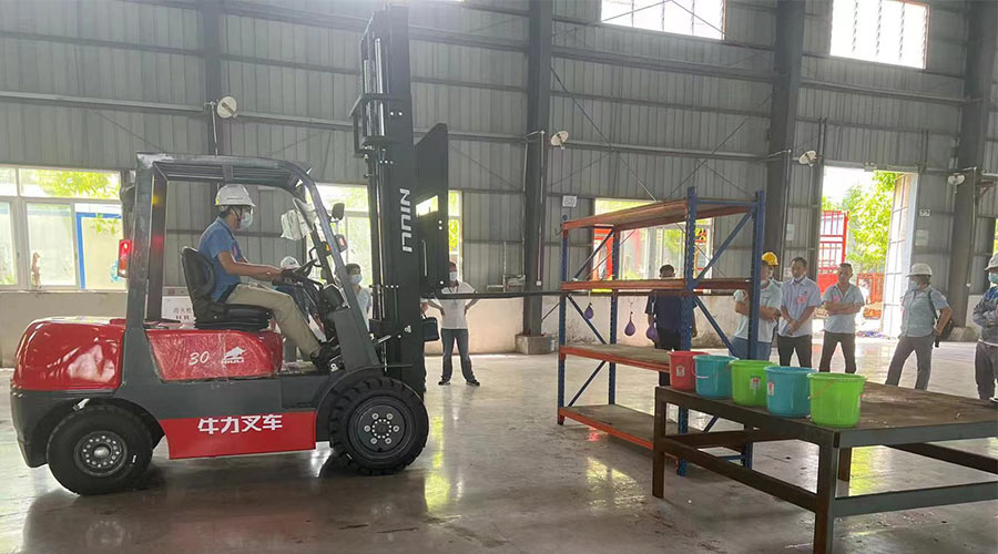 比技能 展風(fēng)采！金環(huán)電器參與鶴城鎮第二屆企業(yè)職工叉車(chē)技能競賽